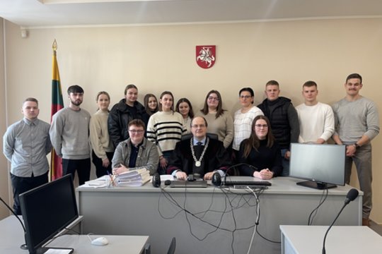  Kauno apylinkės teisme studentai ir moksleiviai buvo supažindinti su teisėjo darbu, teisėjo specialybe. 