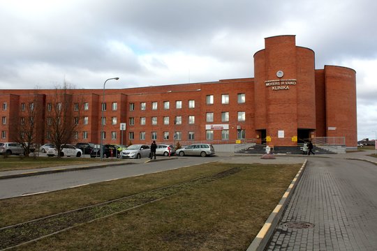 Vienas muštynių dalyvis gydomas Respublikinės Šiaulių ligoninės Moters ir vaiko klinikoje.