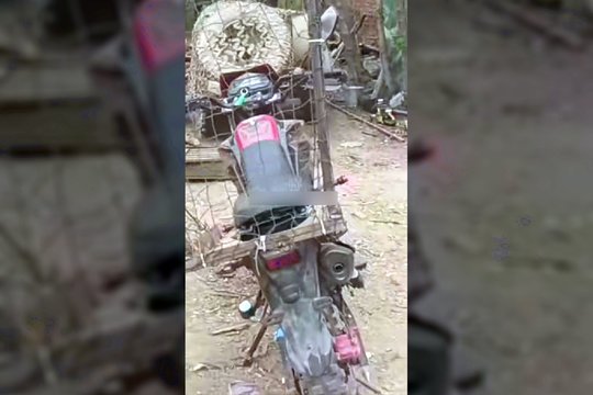  Vaizdo įraše matyti ant galinio motociklo bamperio sumontuotas trapecijos formos apsauginis tinklas, kuris turėtų apsaugoti motociklininko nugarą nuo drono smūgio.