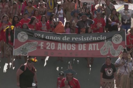 Brazilijos čiabuviai šokiais ir dainomis sukilo prieš vyriausybę: piktinasi, kad neapsaugo protėvių teritorijų