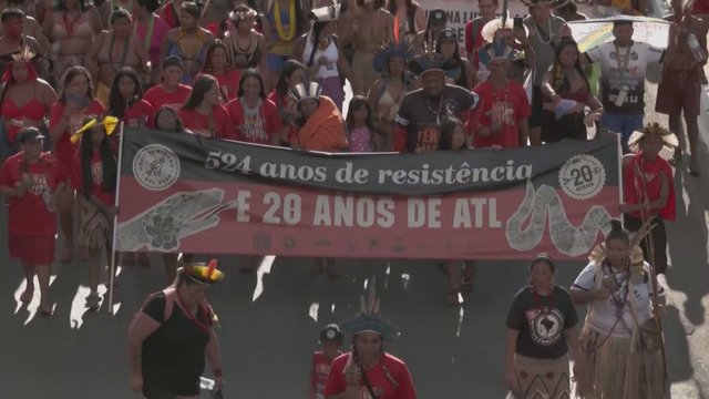 Brazilijos čiabuviai šokiais ir dainomis sukilo prieš vyriausybę: piktinasi, kad neapsaugo protėvių teritorijų