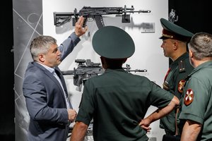 Karinėms gamykloms Rusijoje trūksta darbuotojų – gąsdina ne tik dronų atakos, bet ir policija: „Atlyginimas geras, bet visa galva geriau“