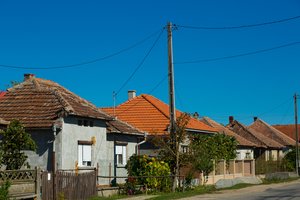 Dėl kaimynų keliamos grėsmės moteris bijo išeiti į nuosavą kiemą: pergyvena, kad įvyks tragedija