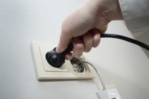 Kupiškyje elektrikais apsimetę aferistai apvogė pensininkę