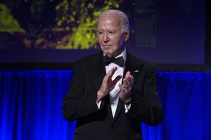 J. Bidenas pasišaipė iš D. Trumpo Baltųjų rūmų korespondentų vakarienėje