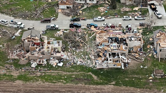 Dronu užfiksavo, kaip po tornado atrodo Ajovos valstija: sunaikinta kone pusė vieno miestelio namų