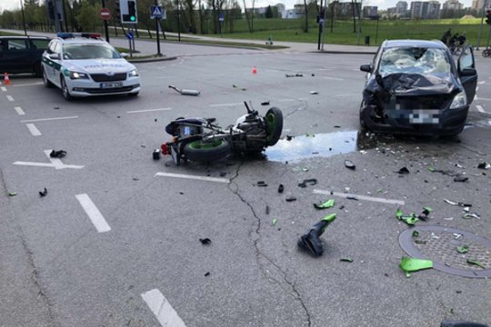  Per avariją nukentėjo ir automobilio vairuotojas, ir motociklininkas. 