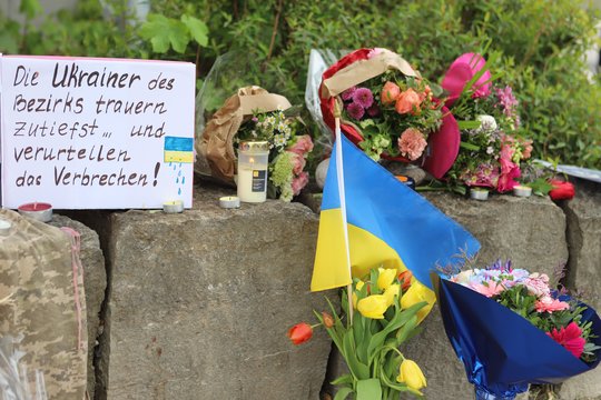  Ukrainiečių nužudymo vietoje žmonės uždegė žvakutes, nešė gėles.