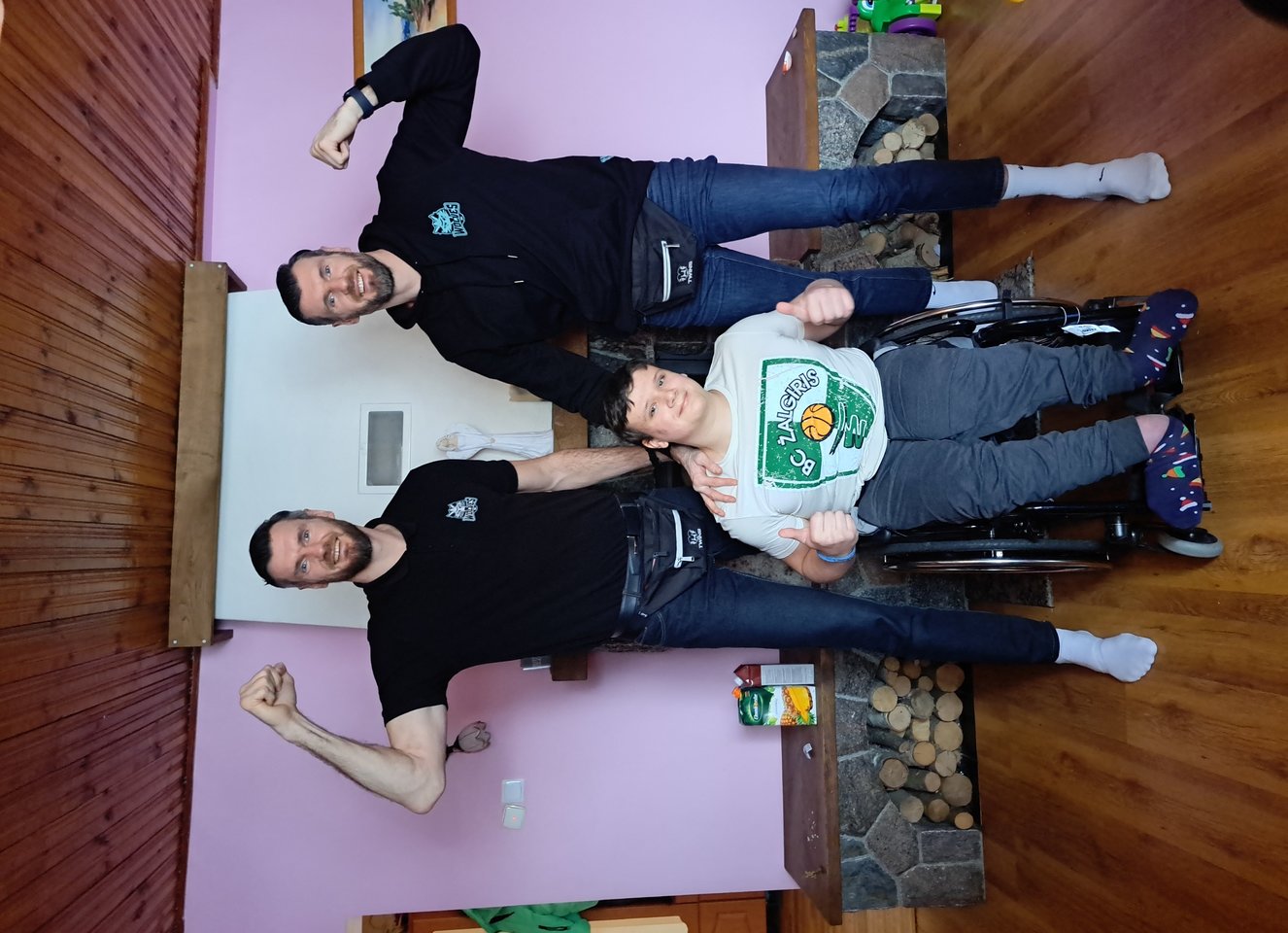  Mamos vaikystės draugai krepšininkai Lavrinovičiai vis aplanko Edgarą.<br> Asmeninio archyvo nuotr.