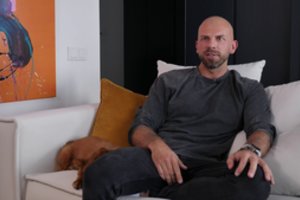 Artūrui Swan merginos rėžia: „Nenorėčiau būti su tavimi, nes nenoriu tapti matoma“