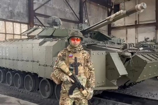  Retai matomas pėstininkų kovos mašinos „BMP-3“ variantas buvo pastebėtas netoli mūšio lauko Ukrainoje.