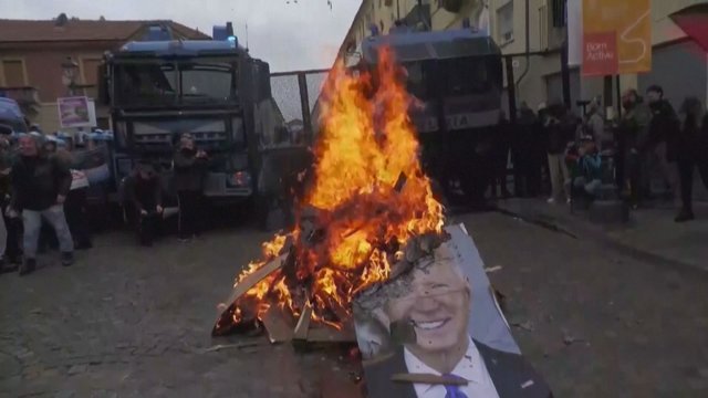 Protestas prieš G7 susitikimą: italai degino lyderių atvaizdus, blokavo greitkelį