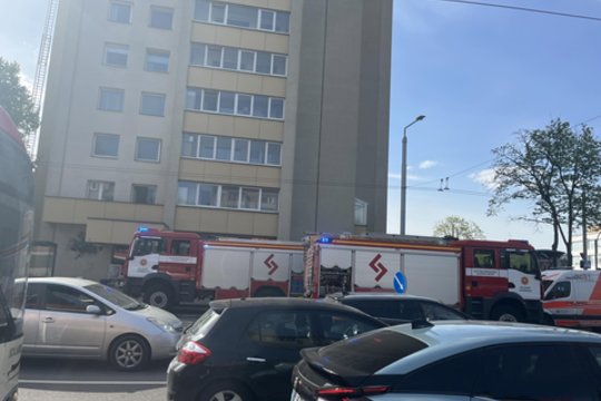  Vilniuje 12 aukštų gyvenamajame kilo gaisras.<br> K.Kazilionio nuotr.