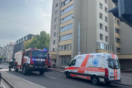  Vilniuje 12 aukštų gyvenamajame kilo gaisras.<br> K.Kazilionio nuotr.