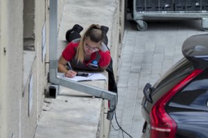 Papasakojo, kaip dirbantiems kitataučiams sekasi mokytis lietuvių kalbos: vieni pyksta dėl kainos, kiti kursus giria