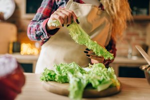 Išlaikyti salotas šviežias net kelias savaites – misija įmanoma: padės kiekvienoje virtuvėje randama priemonė