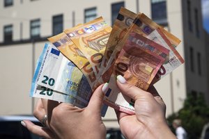 Infliacijos lygis euro zonoje balandį nekito ir siekė 2,4 proc., ekonomika augo