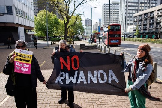 Protestas prieš Ruandos deportaciją prie Vidaus reikalų ministerijos pastato Londone.