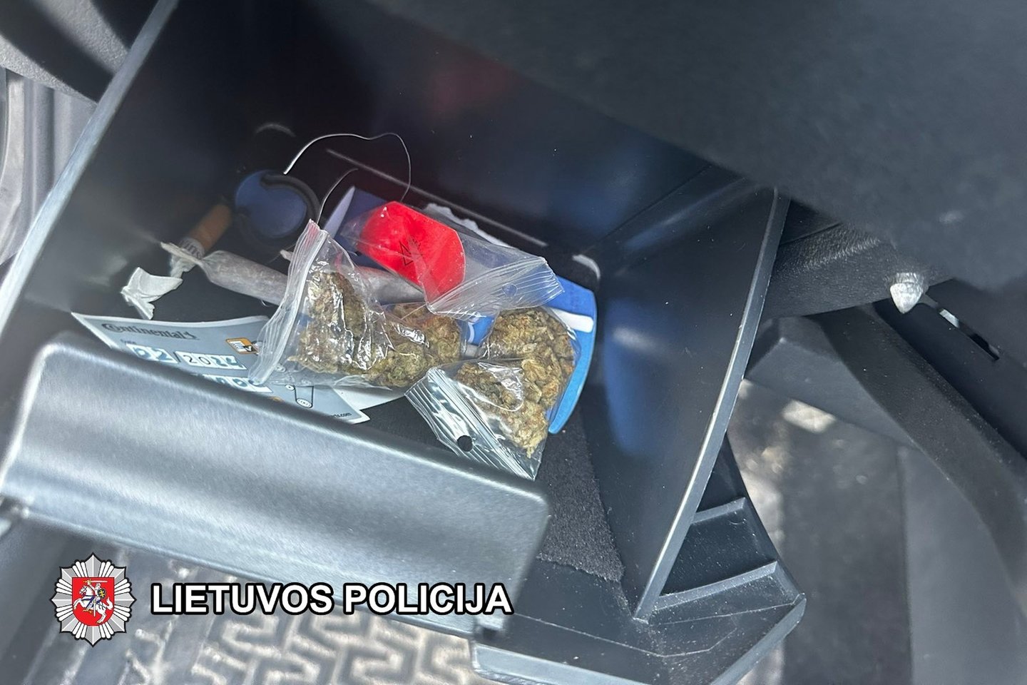 Automobilyje rasta kvaišalų.