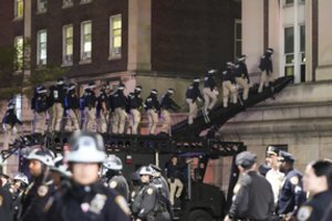 Chaosas Niujorke: milžiniškos policijos pajėgos areštavo Kolumbijos universitetą užgrobusius protestuotojus