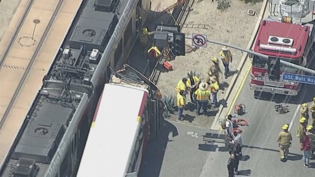 Kraupi avarija Los Andžele – susidūrus metro traukiniui ir autobusui nukentėjo dešimtys žmonių
