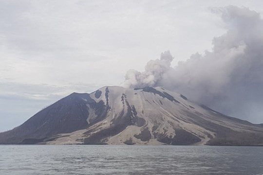 ​Indonezijoje vėl išsiveržus Ruango ugnikalniui, tūkstančiai gyventojų priversti palikti savo namus.
