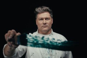 Mamai dedikuotame vaizdo klipe Merūnas atkūrė vaikystę: jį suvaidino sūnus Ajus