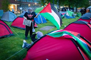 Prieš karą Gazos Ruože protestuojantys studentai užėmė JK universitetų miestelius