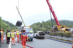 Greitkelio griūties pietų Kinijoje aukų skaičius išaugo iki 48