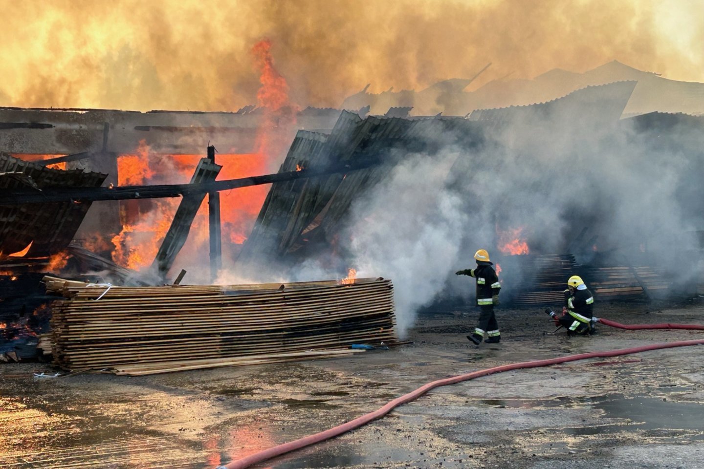 Kazlų Rūdos savivaldybėje esančiai medienos apdirbimo įmonei gaisras padarė didžiulių nuostolių.