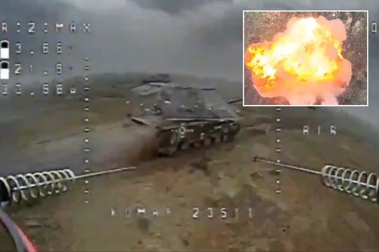 Ukrainos kariai parodė, kaip sunaikina rusų tanką „T-64BV“, apsaugotą plonu plieniniu „narvu“.