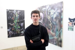 Jaunosios kartos tapytojo Manto Valentukonio parodoje – skaitmeninė estetika, avatarai ir čiurlioniški laukai