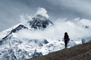 Į Everesto „mirties tašką“ vėl leisis šimtai alpinistų: įveikti tenka ir prie kalno prišalusius kūnus, ir haliucinacijas
