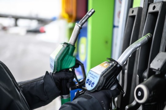 Praėjusią savaitę vidutinės degalų kainos Lietuvoje mažėjo: benzinas atpigo 0,6 proc., o dyzelinas – 1,4 procento.