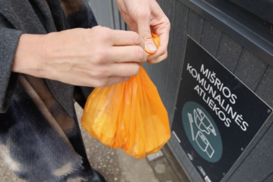 Nors oranžinius maišelius per 4 mėnesius pasiėmė daugiau nei pusė vilniečių, jų tarp atvežamų atliekų perdirbėjai randa tiktai apie 4 procentus.