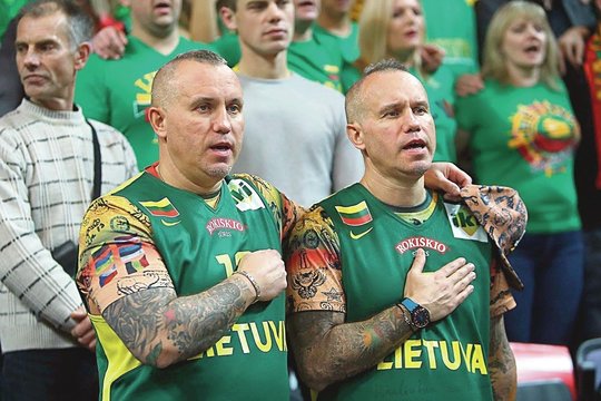 Dvyniai Nauris ir Normundas Maciai pamišę dėl Lietuvos krepšinio.