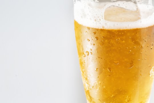Mokslininkai išsiaiškino, kodėl atšaldytas alus yra skanesnis nei kambario temperatūros – tai susiję su alkoholio savybėmis skirtingose temperatūrose.