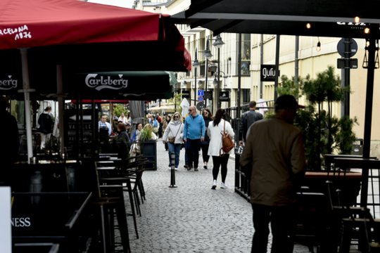 Vilniaus gat,kavinės,orai, kavinė, baras, restoranas, lauko kavinė, žmonės, gatvė