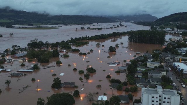Brazilijoje kilęs potvynis skandina šalį: gatvės virto upėmis, sugriauti keliai ir tiltai