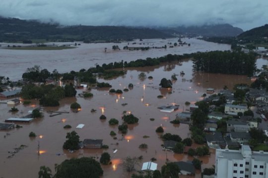 Brazilijoje kilęs potvynis skandina šalį: gatvės virto upėmis, sugriauti keliai ir tiltai