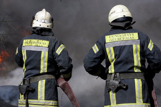 Ugniagesiai iš degančio namo išgelbėjo tris žmones