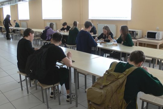 Radviliškio r. perėmus moksleivių maitinimą – nusidriekusios eilės valgykloje: liko tik viena problema