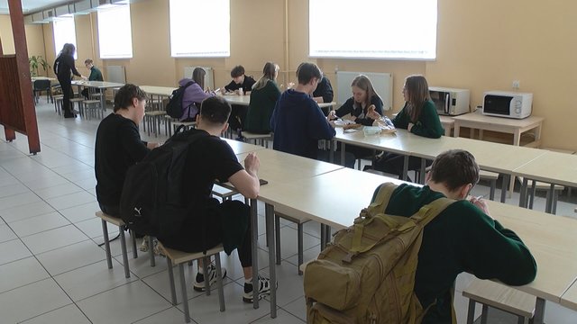 Radviliškio r. perėmus moksleivių maitinimą – nusidriekusios eilės valgykloje: liko tik viena problema