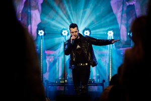 Šv. Kotrynos bažnyčioje Alanas Chošnau surengė solinių hitų koncertą „Geriausios dainos“