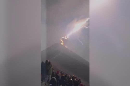 Gvatemaloje užfiksavo įspūdingą reginį: žaibas trenkė į Fuego ugnikalnio viršūnę
