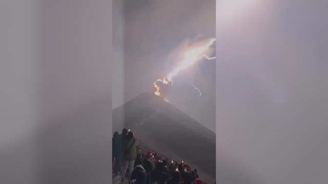 Gvatemaloje užfiksavo įspūdingą reginį: žaibas trenkė į Fuego ugnikalnio viršūnę