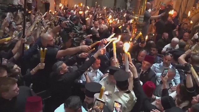 Jeruzalėjė – Šventosios ugnies ceremonija: norintys prisidegti žvakeles nuo patriacho laukė kelias valandas