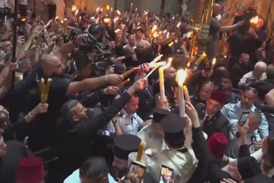 Jeruzalėjė – Šventosios ugnies ceremonija: norintys prisidegti žvakeles nuo patriacho laukė kelias valandas