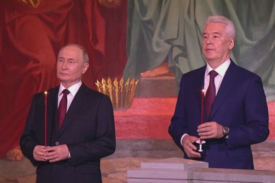 V. Putinas nepraleido Velykų mišių: kompaniją palaikė Maskvos meras