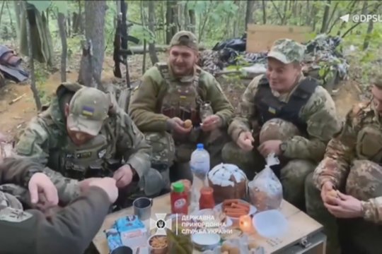Krauju paženklintos ukrainiečių Velykos neatėmė tikėjimo: gynėjai fronte taip pat nepamiršo tradicijų